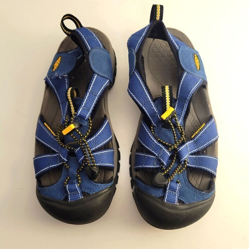 Keen blue sandsls